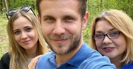Antek Królikowski wybrał się na rodzinny spacer z mamą i ukochaną. Fani dopytują: "Kasia ma na palcu PIERŚCIONEK ZARĘCZYNOWY?!"