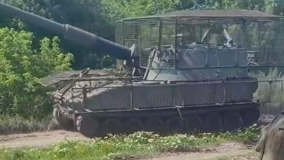 Ukraińcy montują klatki na swoich pojazdach.