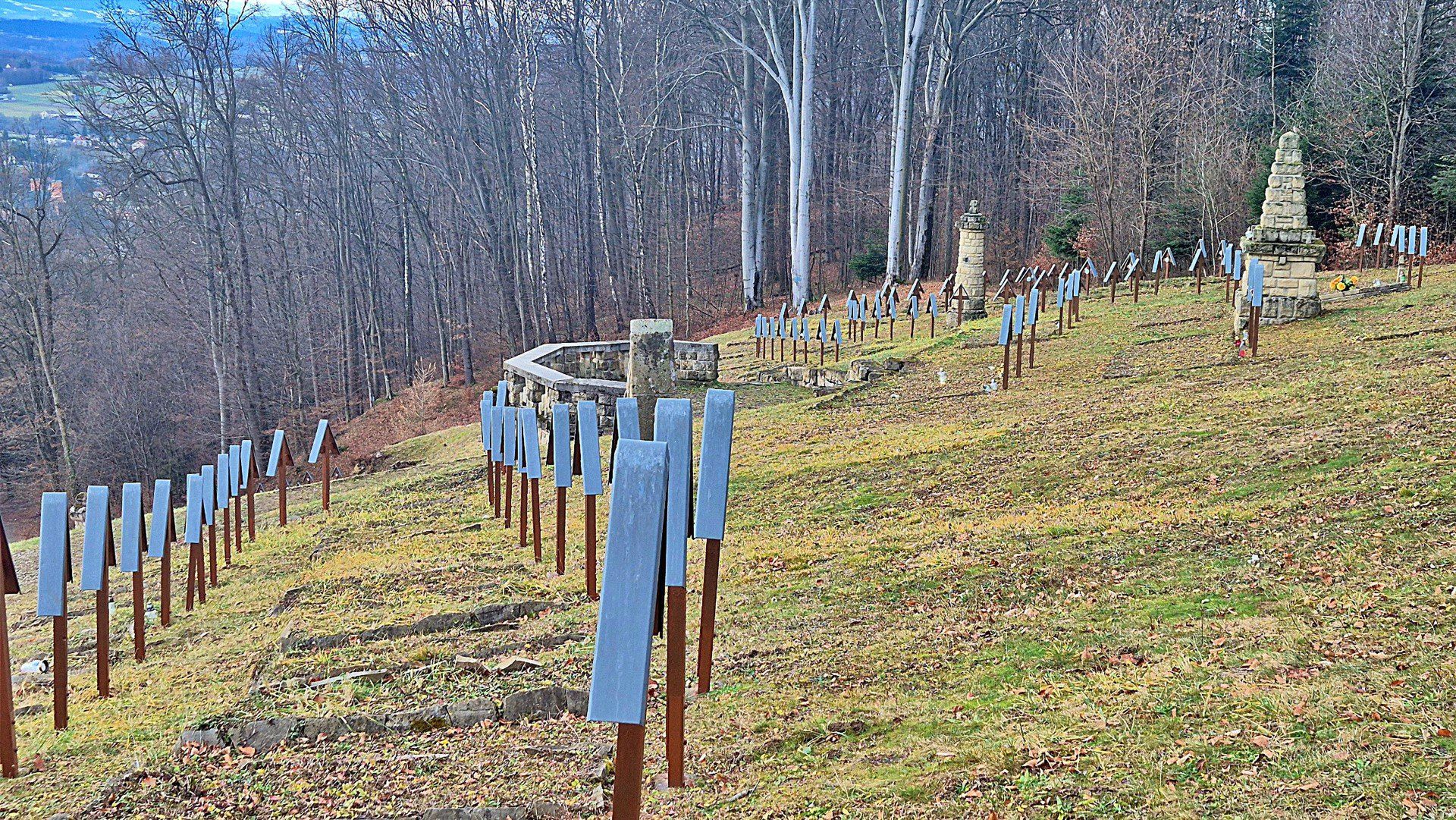 Cmentarz z czasów I wojny światowej nr 123 Łużna -Pustki dzięki dofinansowaniu Ministerstwa Kultury i Dziedzictwa Narodowego w ramach programu &#34;Groby i cmentarze wojenne w kraju - edycja 2025&#34;  przechodzi kolejny etap prac konserwatorskich