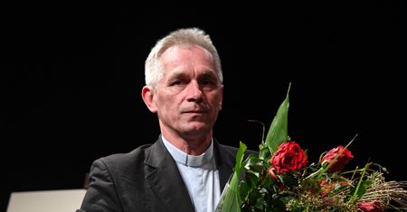 Znany ksiądz naruszył nietykalność młodych kobiet. Jest decyzja Watykanu