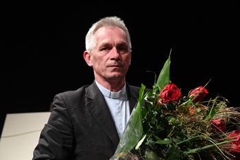 Znany ksiądz naruszył nietykalność młodych kobiet. Jest decyzja Watykanu
