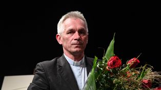 Znany ksiądz naruszył nietykalność młodych kobiet. Jest decyzja Watykanu