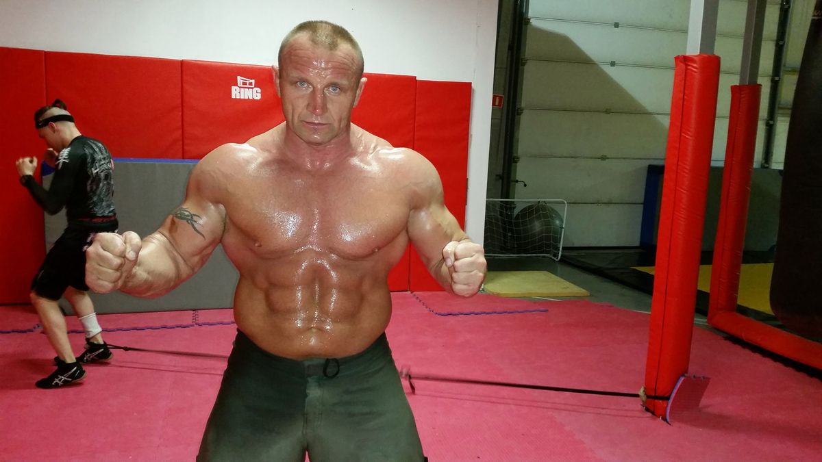 Facebook / Na zdjęciu: Mariusz Pudzianowski w sali treningowej