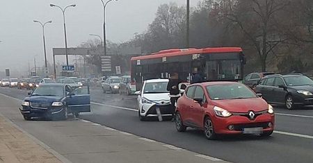 Utrudnienia w rejonie dworca PKS. Zderzenie trzech aut na al. Tysiąclecia