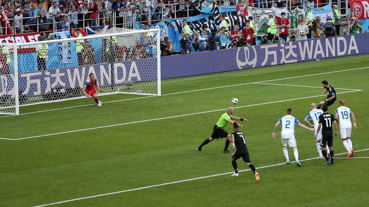 Zdjęcie okładkowe artykułu: PAP/EPA / ABEDIN TAHERKENAREH  / Na zdjęciu: Lionel Messi marnuje rzut karny w meczu z Islandią