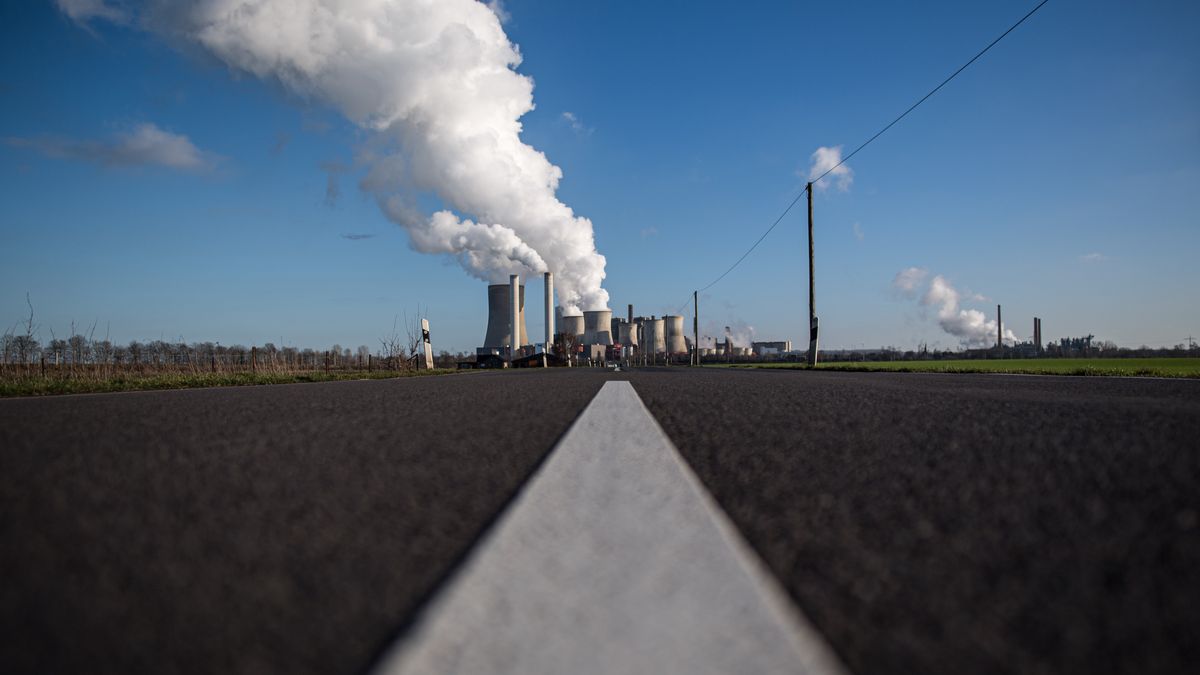 Budżet tuczy się na sprzedaży praw do emisji CO2 