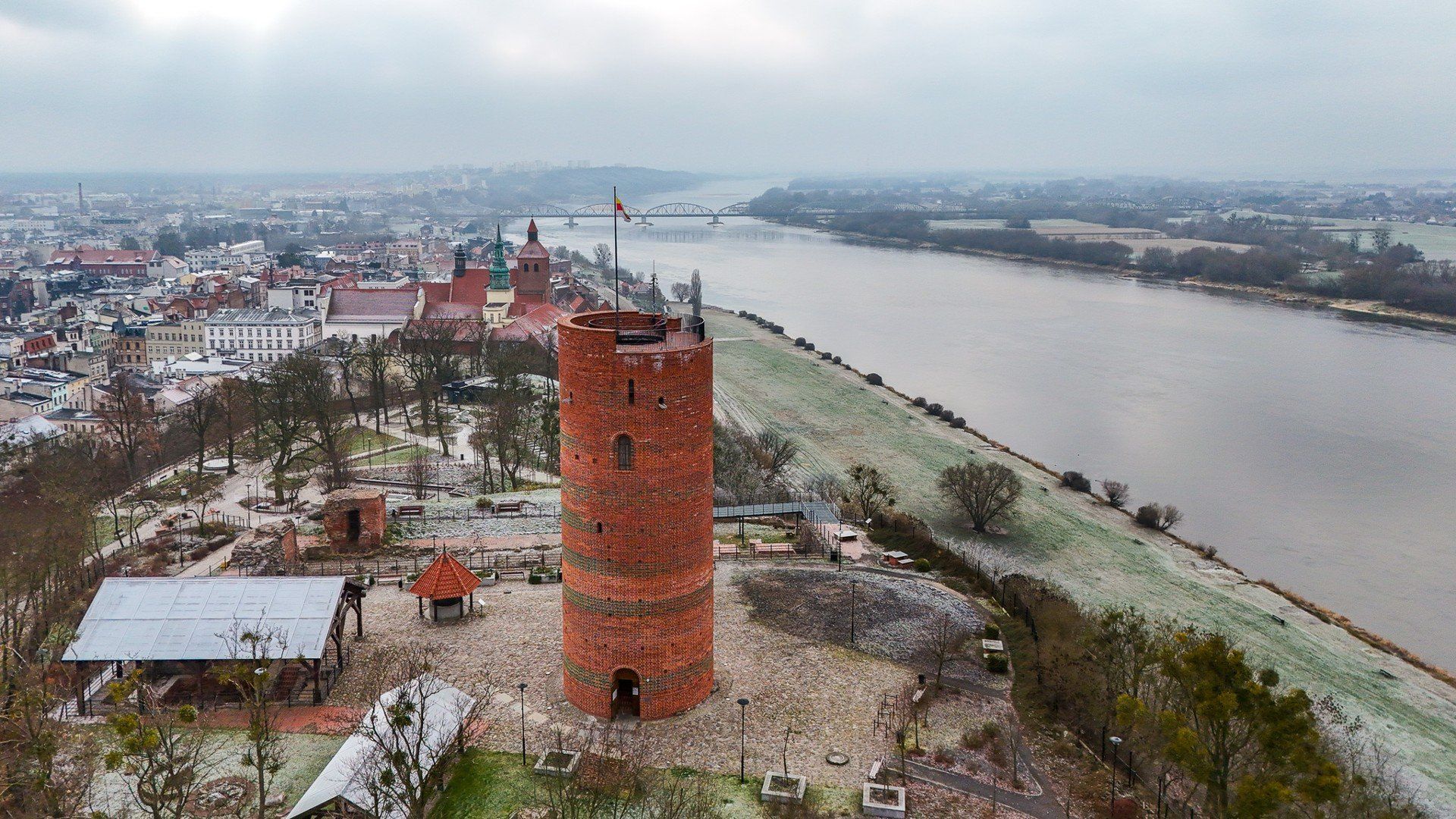 Panorama Grudziądza w mroźnej aurze, bez śniegu, z lekkim szronem
