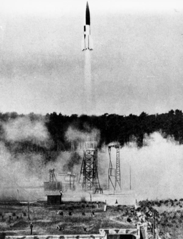 Odpalenie rakiety V2 w ośrodku badawczym w Peenemünde. Zdjęcie wykonano 4 sekundy po starcie rakiety, w dniu 21 czerwca 1943 roku.