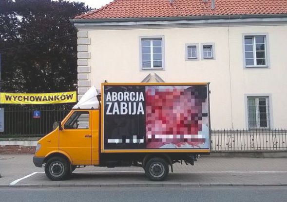 Warszawa. Sama przeciwko antyaborcyjnej furgonetce. Kobieta wstrzymała akcję fundacji Pro-Prawo do Życia