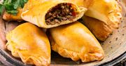 Te smażone pierogi to hiszpański hit. Są chrupiące i mają aromatyczny farsz