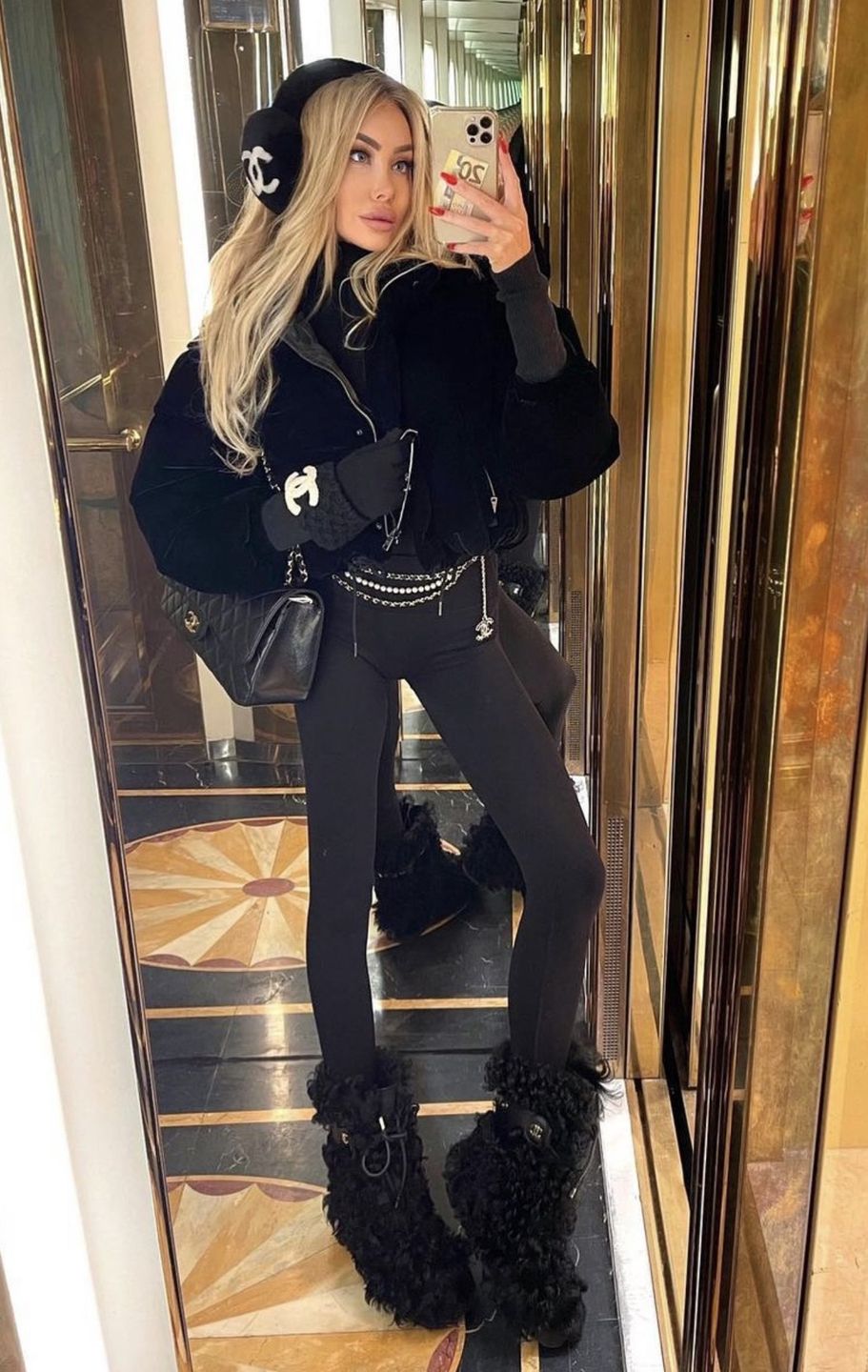 Dziewczyna miliardera Julia Dybowska hasa po Londynie we WŁOCHATYCH "kopytkach" do Chanel