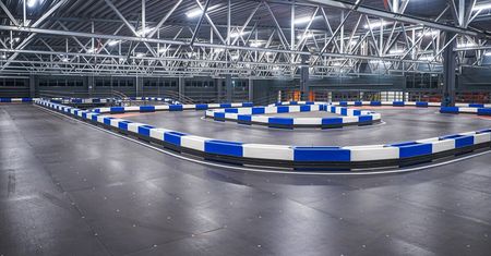 W Lublinie otwarto nowy tor gokartowy. E1GOKART Lublin to pierwszy w Polsce obiekt z trzema poziomami jazdy
