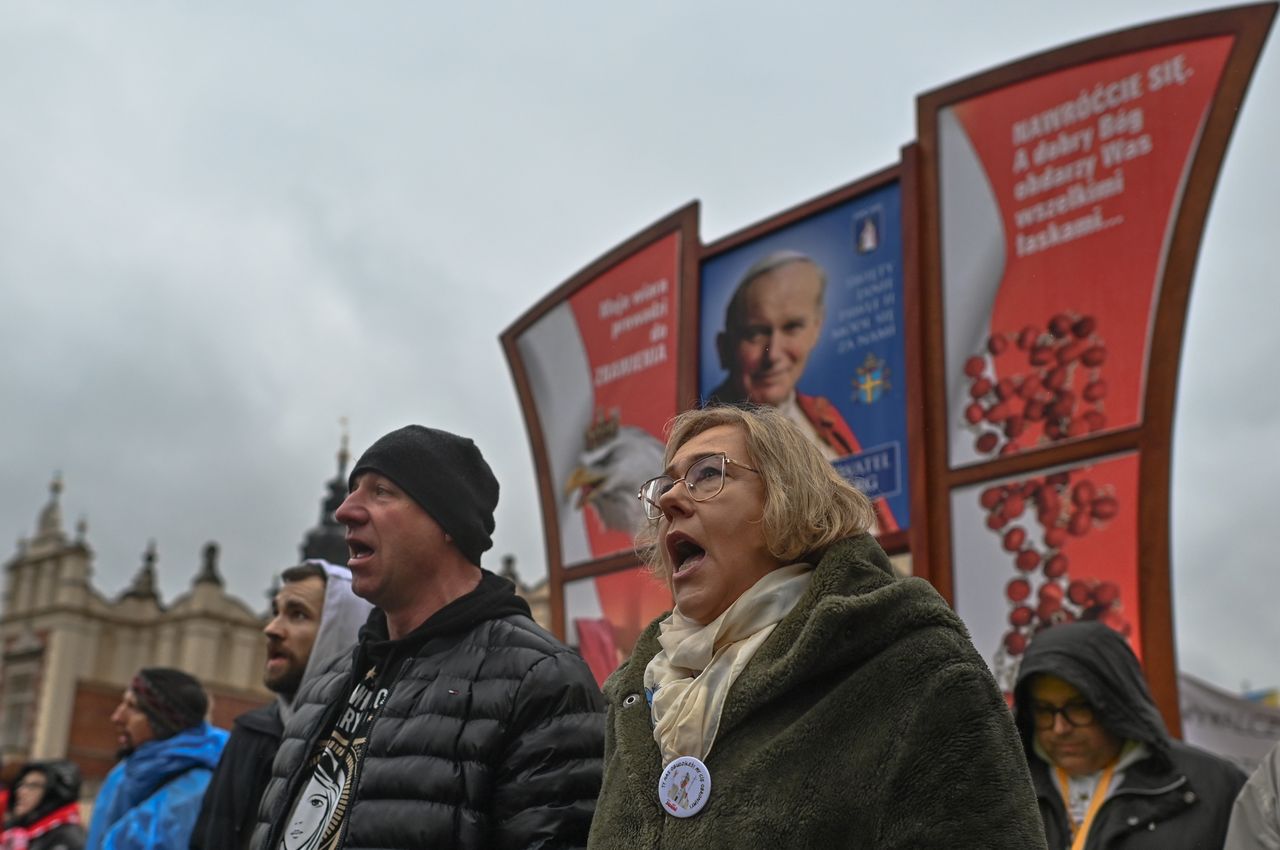 2 kwietnia 2023 r., kurator Barbara Nowak podczas "Papieskiego Białego Marszu" zorganizowanego w odpowiedzi na dokument TVN dotyczący wiedzy papieża o przypadkach molestowania seksualnego w Kościele katolickim