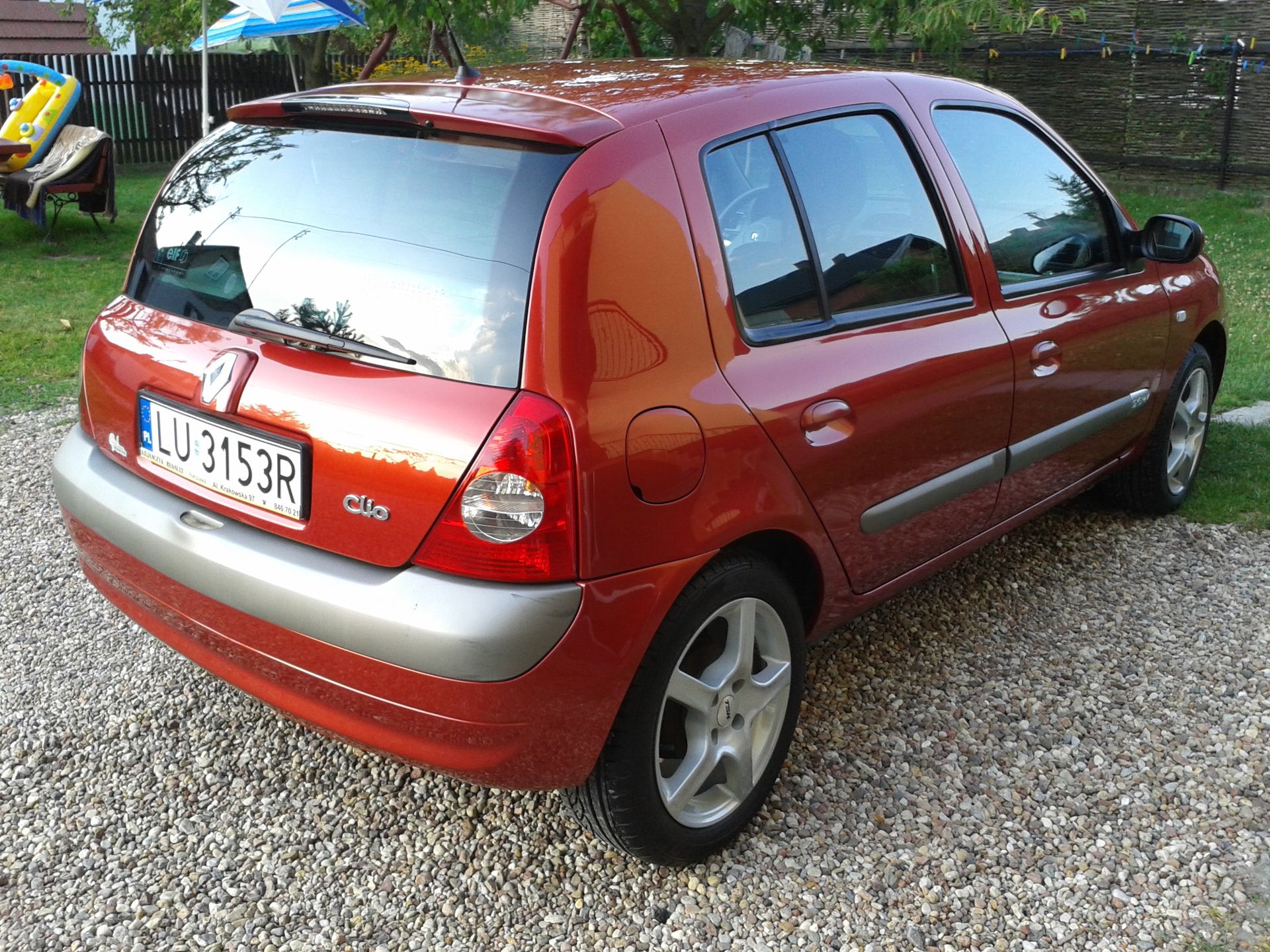 10 letnie Clio II, pielęgnowane zgodnie z zasadami detailingu.