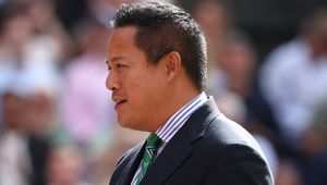 Sędziował wielkoszlemowe finały. Otrzymał królewskie odznaczenie