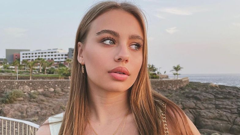 Oliwia Bieniuk pozuje bez stanika