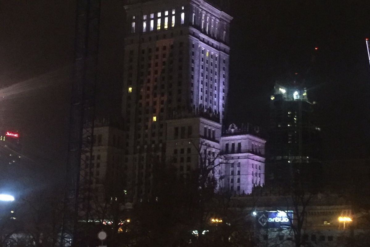Warszawa. Na PKiN wyświetlono symbol błyskawicy