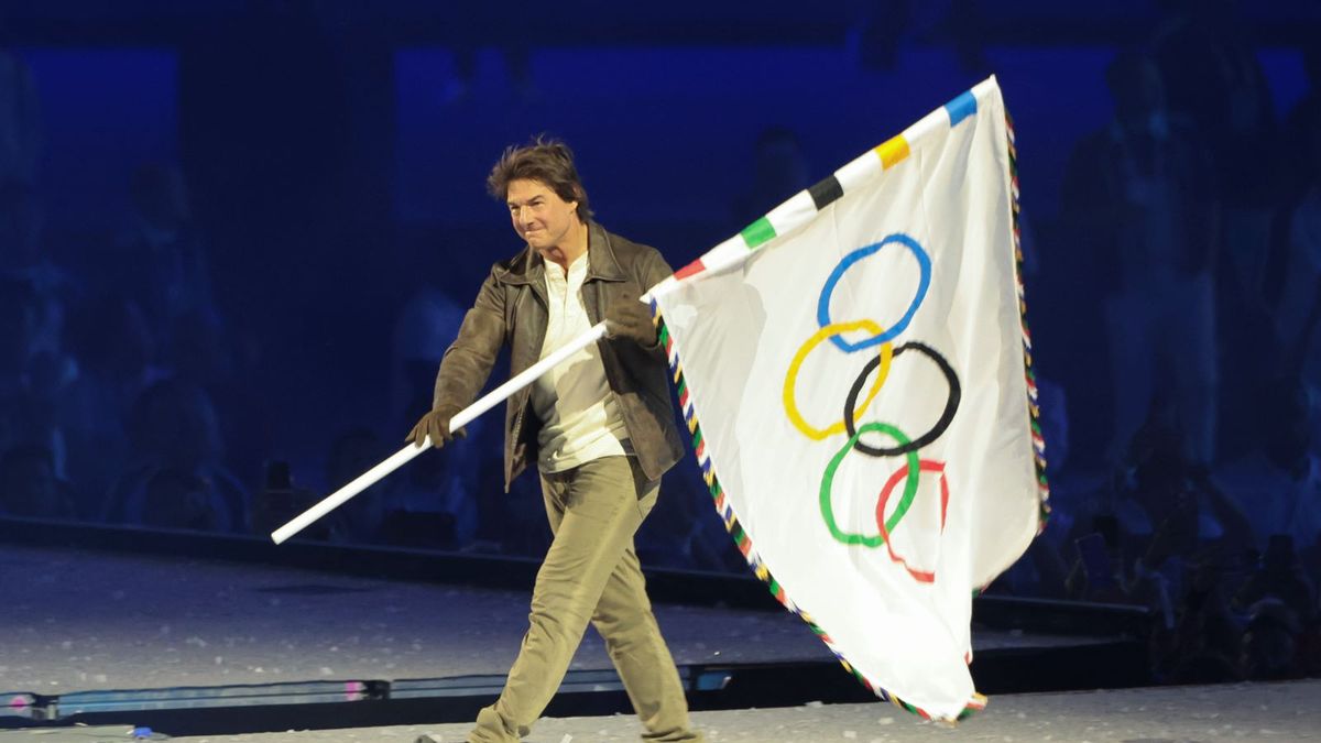 Zdjęcie okładkowe artykułu: Getty Images /  Jean Catuffe/Getty Images) / Tom Cruise z flagą olimpijską