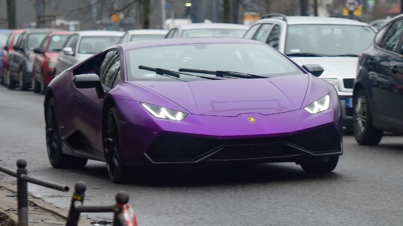 Klaudia Halejcio i jej narzeczony Oskar maszerują do lamborghini za milion