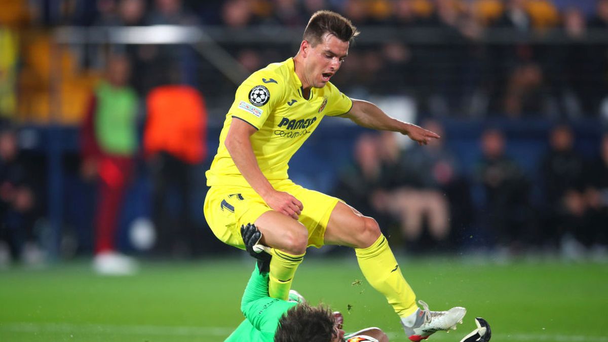 Getty Images / Eric Alonso / Na zdjęciu: Alisson walczy o piłkę z Lo Celso