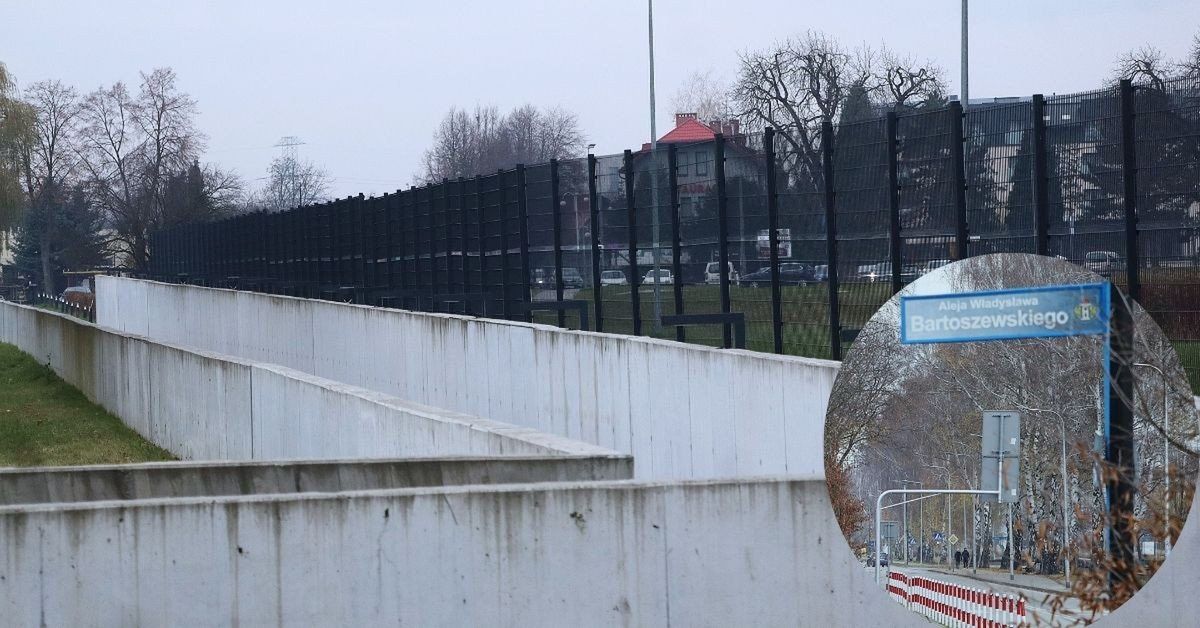 Wyjście z przejścia podziemnego w kierunku rozpoczęcia zwiedzania Muzeum Auschwitz jest oddzielone wysokim płotem od Alei Bartoszewskiego. Członkowie Rady Osiedla Zasola zwracają uwagę, że nie ma możliwości mieszania się turystów będących już po kontroli bezpieczeństwa, a rozpoczynających zwiedzanie, z przemieszczającymi się pomiędzy starym i nowym centrum obsługi turystów.