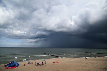 "Trzymał się ostatkiem sił". Groźne sceny na plaży w Mielnie