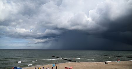 "Trzymał się ostatkiem sił". Groźne sceny na plaży w Mielnie