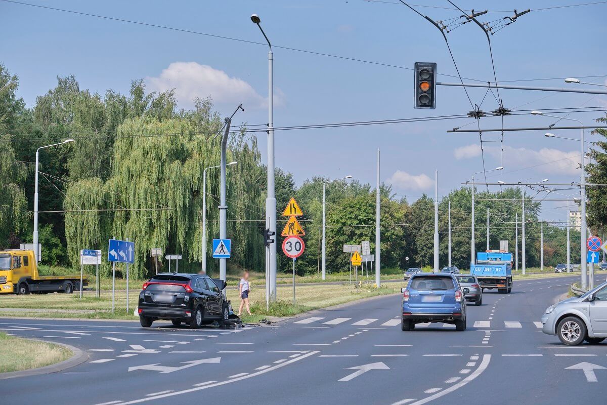 Mitsubishi wjechało w słup sygnalizacji świetlnej na rondzie Narodowych Sił Zbrojnych