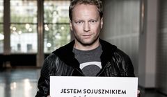 Maciej Stuhr w spocie Kampanii Przeciw Homofobii pod hasłem „Ramię w ramię po równość” (wideo)