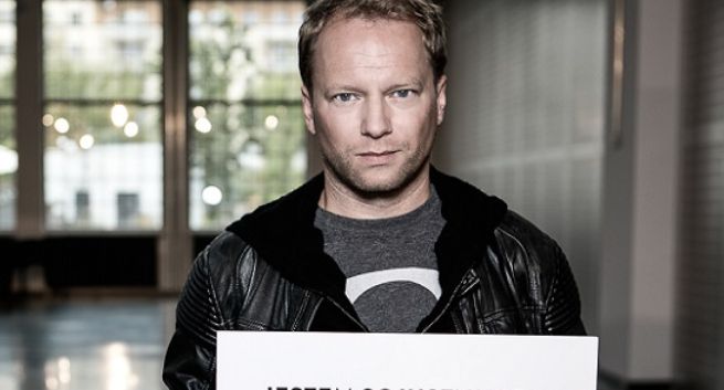 Maciej Stuhr w spocie Kampanii Przeciw Homofobii pod hasłem „Ramię w ramię po równość” (wideo)