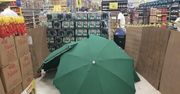Zwłoki w Carrefourze. Przykryto je parasolami, a sklep dalej działał