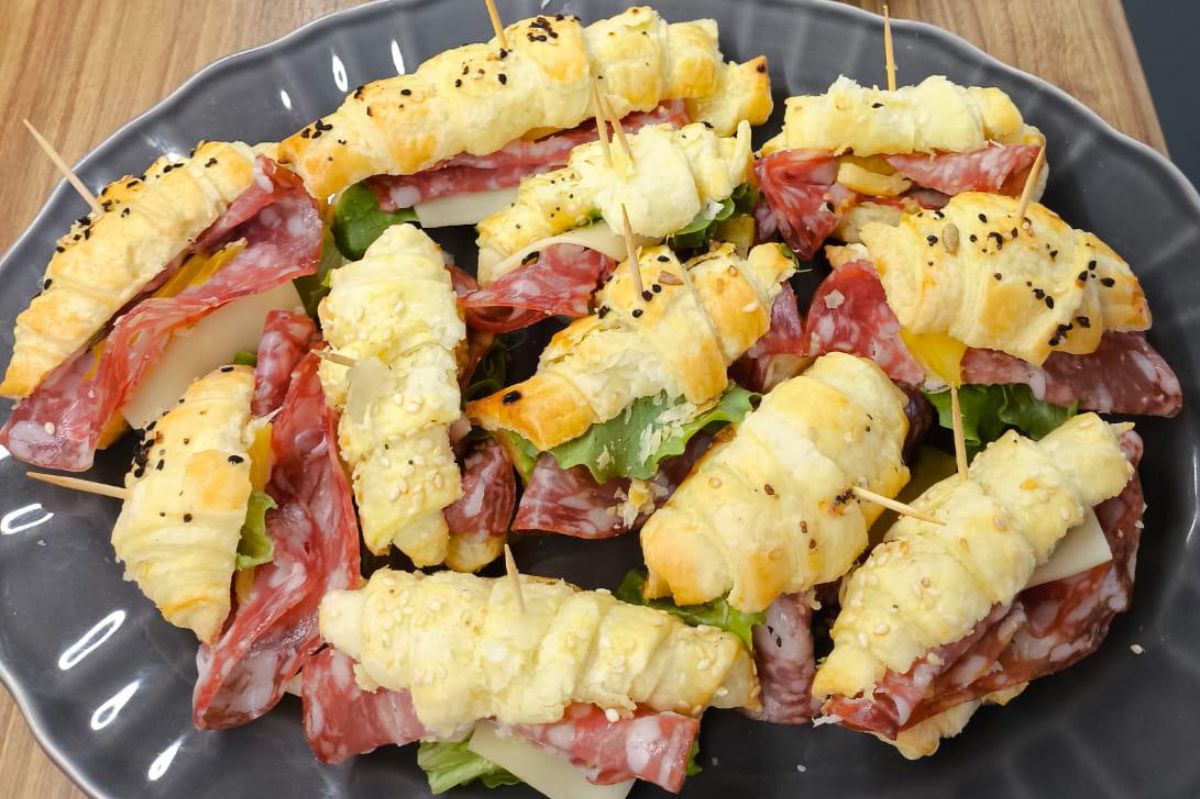 Biorę arkusz i zawijam na części. Przekąska lepsza niż nudne kanapki