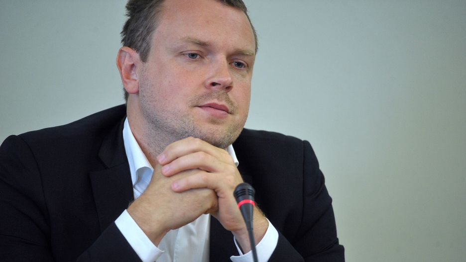 Michał Tusk na celowniku TVP Info. Wykształcenie i prawo jazdy na autobus 