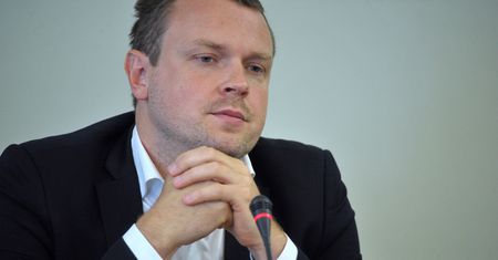 Michał Tusk na celowniku TVP Info. Wykształcenie i prawo jazdy na autobus