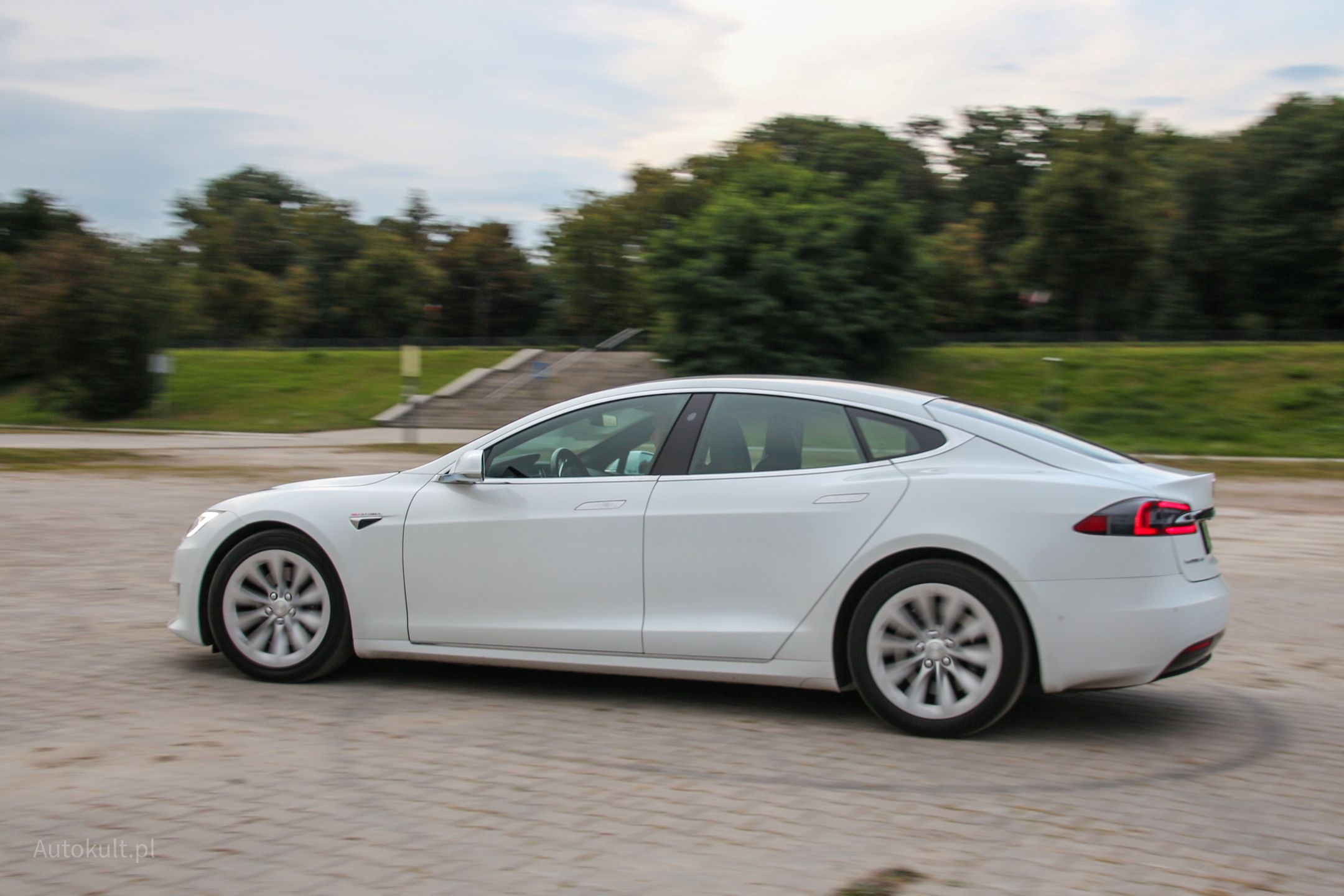 Mimo 8 lat na rynku Model S ciągle ma mocne strony, które mogą przeważyć szalę podczas podejmowania decyzji o zakupie
