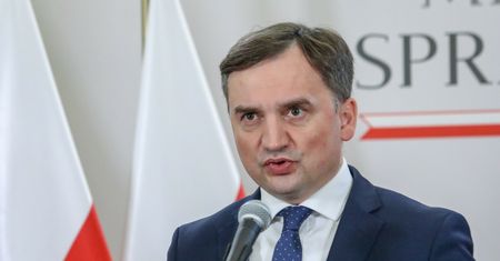 Obecność Polski w UE "nie za wszelką cenę"? Izdebski: To nie Ziobro o tym zdecyduje