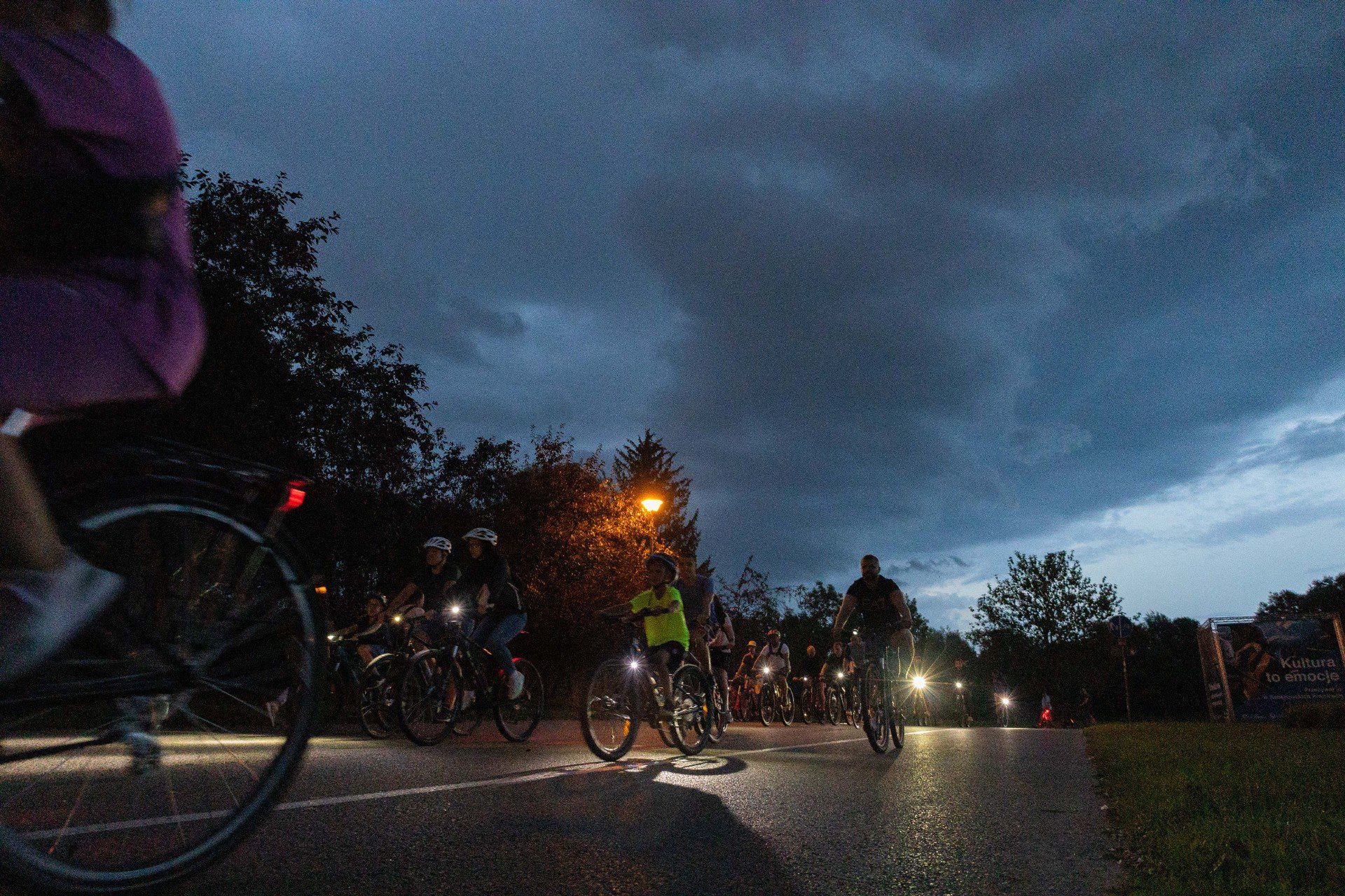 Nocna Parada Rowerowa wystartowała w deszczu, inaugurując trzydniowe święto rowerzystów w Rzeszowie.