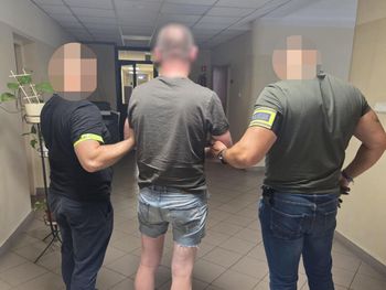 Warszawa: Ścigany za rozbój miał dwa lata więzienia do odsiadki. Policjantom w końcu udało się go namierzyć