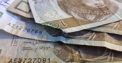 Banki mają obowiązek od ręki wymienić zużyte banknoty, ale nie wszystkie stosują się do zarządzenia NBP
