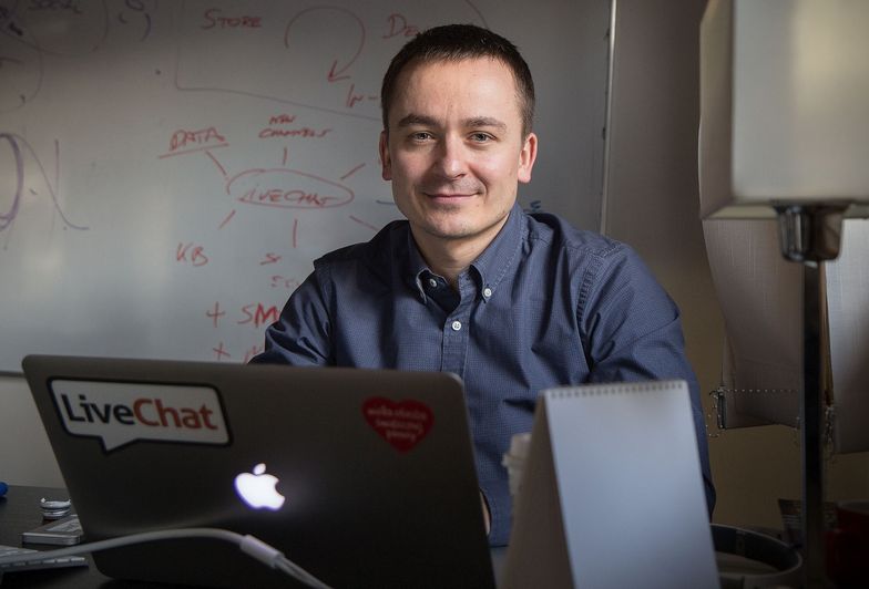 Mariusz Ciepły jest prezesem, jednym z założycieli i głównych akcjonariuszy spółki LiveChat Software.
