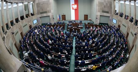 Sejm uchwalił nowelizację ustawy o służbie cywilnej