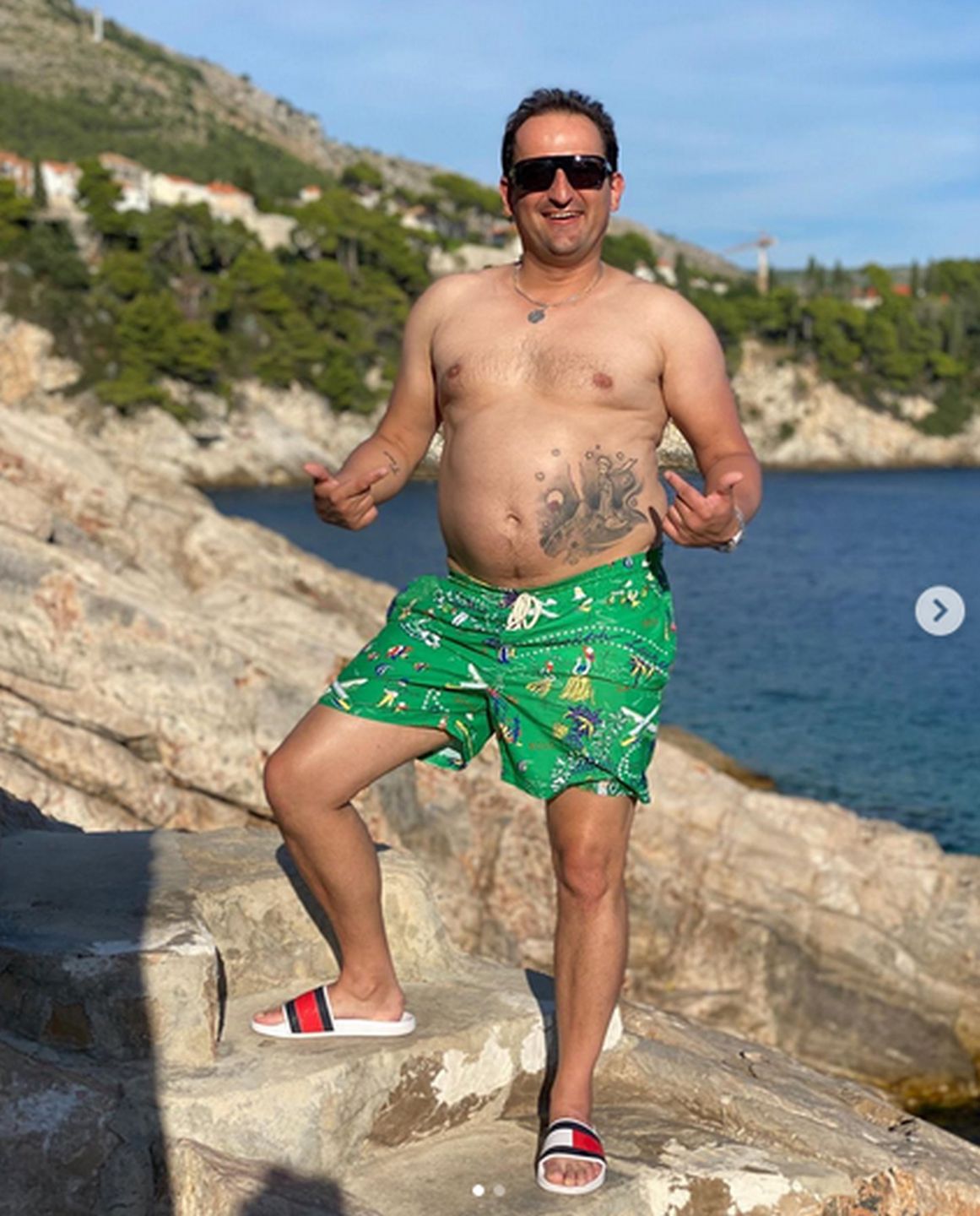 Cięższy o 17 kilogramów Misiek Koterski chwali się zdjęciem w samych kąpielówkach