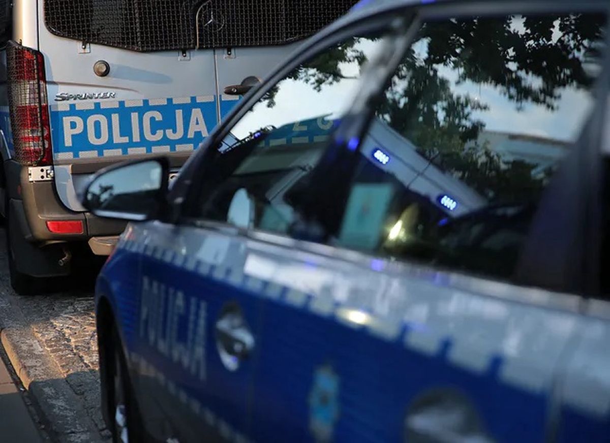 Warszawa. Wypadek w al. Jana Pawła i potrącenie rowerzysty na Bielanach