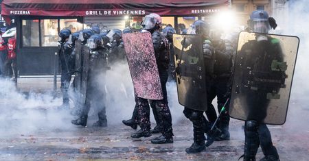 Prawie 1000 zatrzymanych po demonstracjach we Francji. Są poważnie ranni