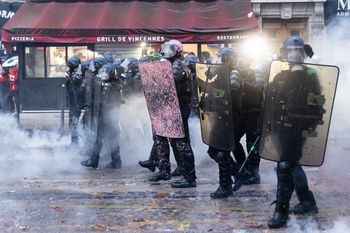 Prawie 1000 zatrzymanych po demonstracjach we Francji. Są poważnie ranni