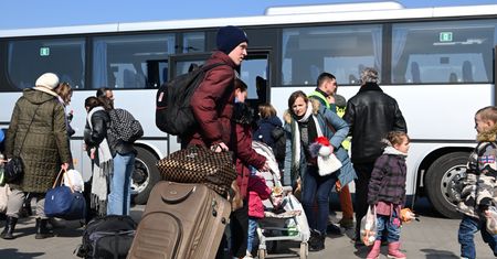 Pomoc dla uchodźców z Ukrainy. Jakie świadczenia i ułatwienia w znalezieniu pracy przygotowali rządzący?