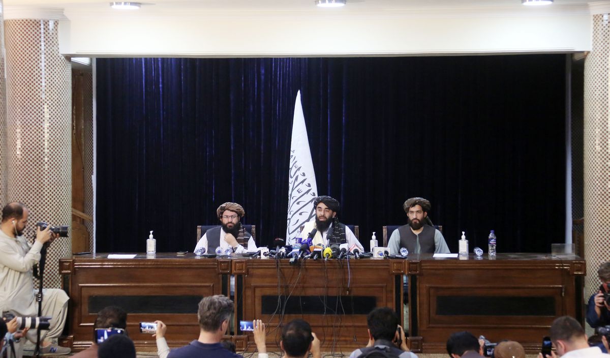 Talibski urzędnik Zabihullah Mujahid poinformował w niedzielę podczas konferencji prasowej o dekrecie zakazującym uprawę maku (Getty Images, Photo by Sayed Khodan)