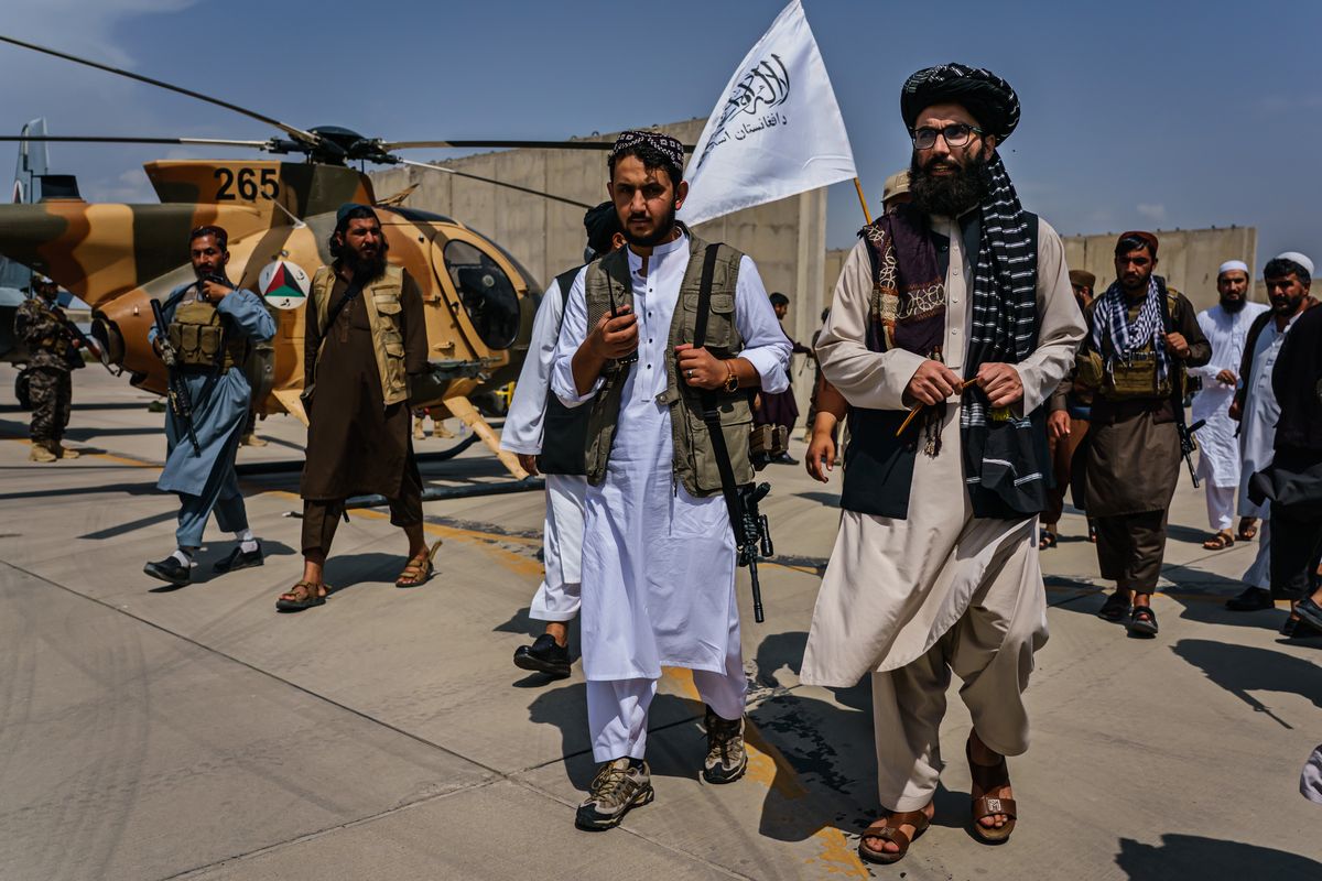 Afganistan. Talibowie na lotnisku w Kabulu 