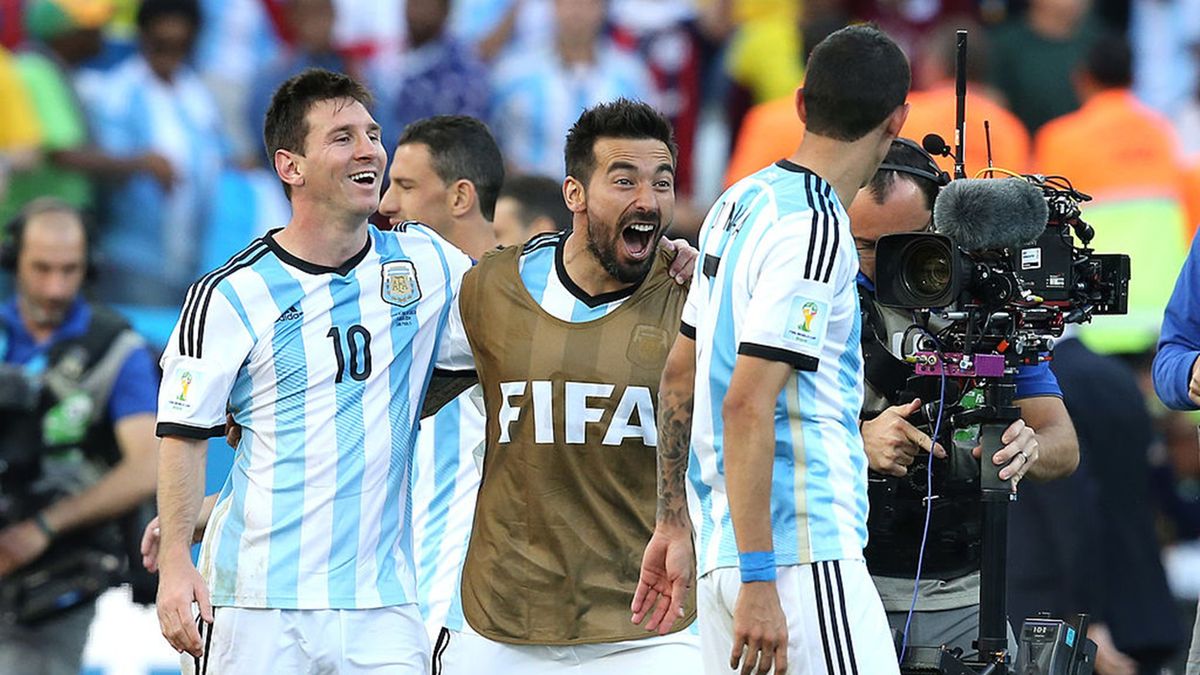 Getty Images / Jean Catuffe / Na zdjęciu: Ezequiel Lavezzi (w środku) wywalczył z Argentyną drugie miejsce podczas MŚ 2014