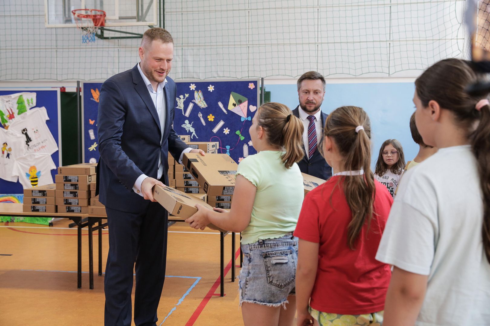 "Nie da się zdrapać orzełka". To robią z laptopami od rządu